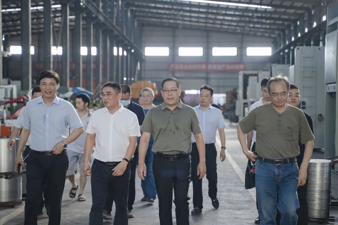 衡東縣縣委副書記、縣長對朝陽集團自動化生產(chǎn)線進行視察